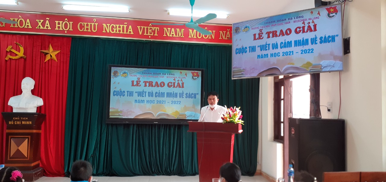 Thầy Phạm Ngọc Quang - Hiệu trưởng nhà trường phát biểu tại Lễ trao giải