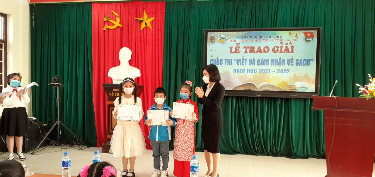Cô Phạm Thị Thu Hoài – trung tâm tiếng Anh BEESCHOOL Hạ Long trao giải Nhì cho các bạn