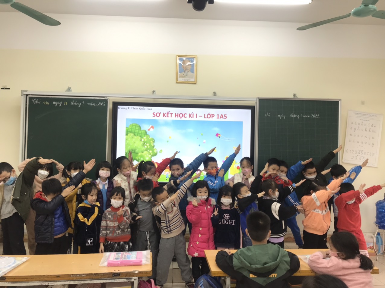 Niềm vui, sự phấn khởi, niềm hạnh phúc là những cung bậc cảm xúc trong buổi sơ kết học kì I của học sinh lớp 1A5