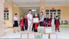Thầy Phạm Ngọc Quang – Bí thư chi bộ, Hiệu trưởng nhà trường trao tặng sách tới giáo viên, học sinh trường TH & THCS Bằng Cả.
