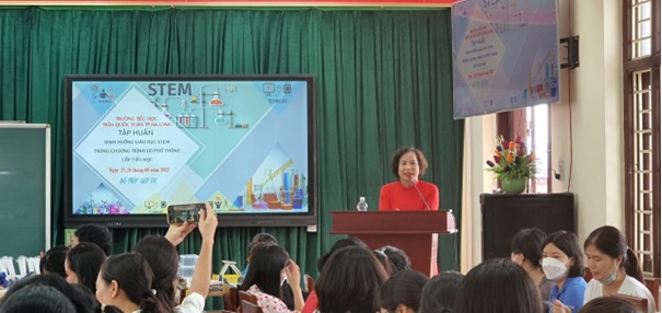 Cô giáo Nguyễn Vân Anh – PTP GD&ĐT TP Hạ Long- người luôn tâm huyết với mọi hoạt động chuyên môn của nhà trường về dự buổi tập huấn STEM.
