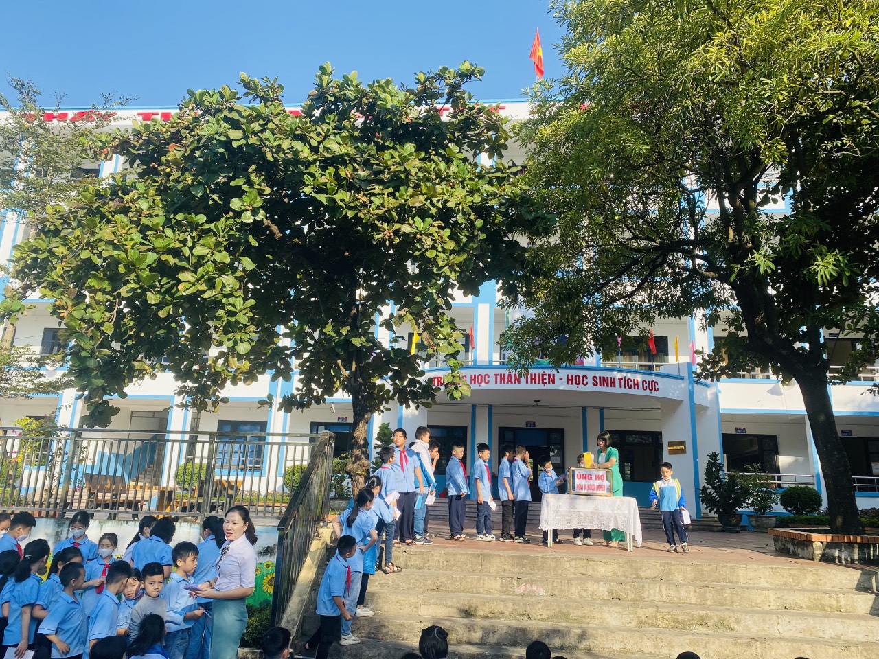 Lễ phát động ủng hộ ngày Vì người nghèo Việt Nam tại trường Tiểu học Trần Quốc Toản