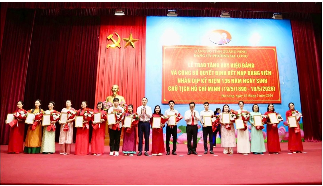 Lễ trao tặng Huy hiệu Đảng và công bố quyết định kết nạp đảng viên